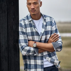 Chemise à carreaux blancs et bleus