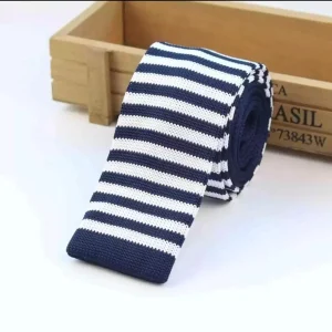 Cravate tricotée à bout carré blanc bleu CVT13