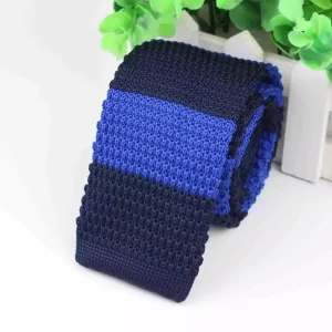 Cravate tricotée à bout carré bleu CVT11